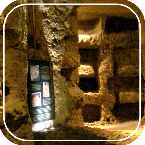 interno-delle-catacombe-di-Santa-Lucia-foto-di-Giovanni-dall'-Orto-via-Wikimedia-Commons
